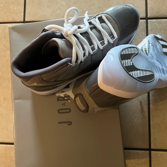 Rock classic Air Jordan style with the Retro 11 Cool Grey Shoes. Womens 9 - Picture 6 of 7